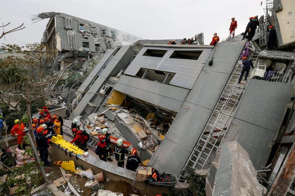 La infraestructura de Taiwán sufrió serios daños, mientras los cuerpos de rescate trabajan en la búsqueda de víctimas. (Foto: EFE)