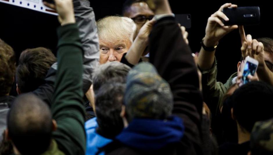 El precandidato republicano se encontró con un grupo de detractores durante su campaña en Iowa. (Foto: Internet)