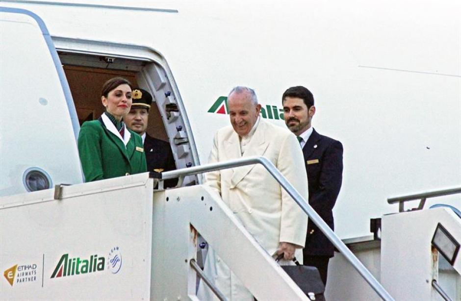 El&nbsp;papa&nbsp;Francisco (c) sonríe mientras toma el avión en el aeropuerto Leonardo Da Vinci-Fiumicino de Roma. (Foto: EFE)