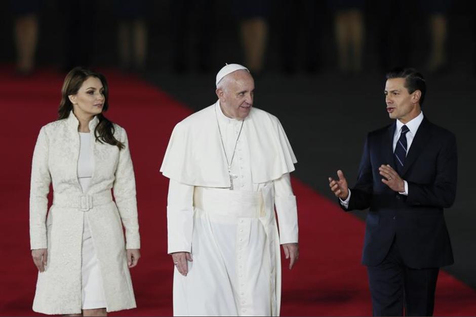 El papa Francisco fue recibido en el Aeropuerto Internacional de la Ciudad de México por el presidente Enrique Peña Nieto y su esposa, Angélica Rivera. (Foto: EFE)