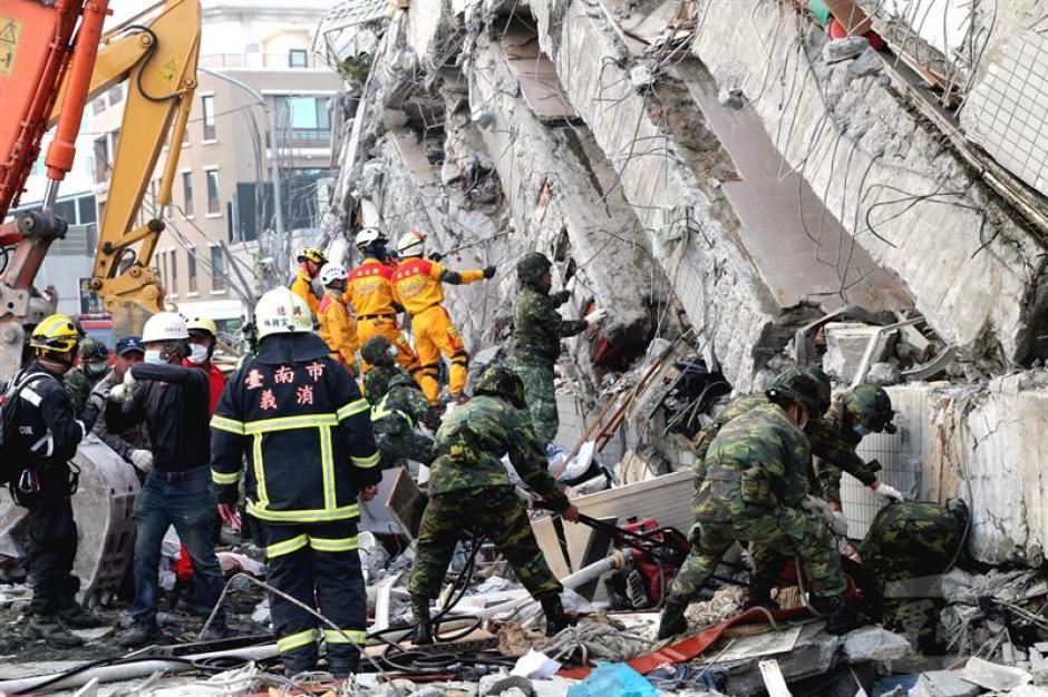 Los equipos de rescate trabajan en la búsqueda de supervivientes bajo los escombros de uno de los edificios derrumbados en el terremoto que asoló el pasado sábado la ciudad de Tainan, sur de Taiwán. (Foto: EFE)