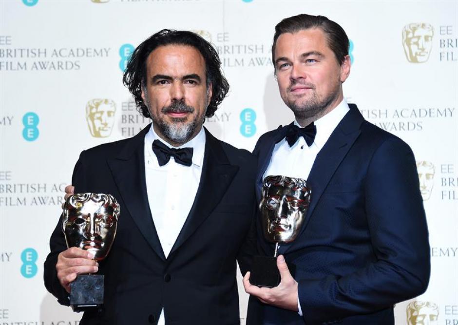 Alejandro González Iñárritu y Leonardo DiCaprio posan en la sala de prensa después de ganar el mejor director y mejor actor, respectivamente, para "The Revenant"&nbsp;(Foto: EFE)&nbsp;