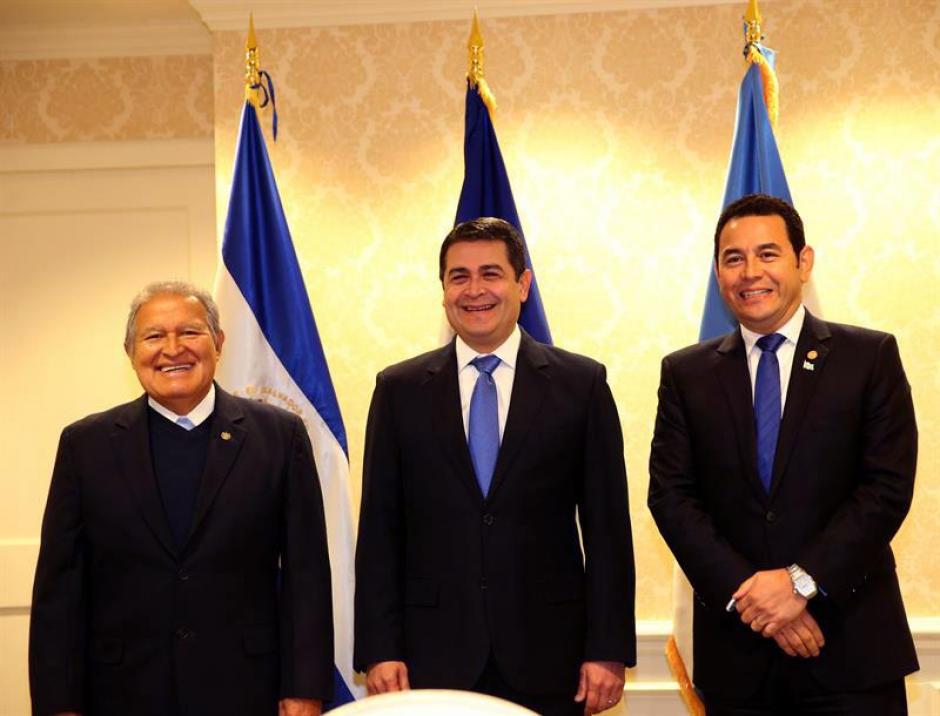 El presidente Jimmy Morales (derecha), se encuentra en una visita oficial en los Estados Unidos. (Foto: EFE)