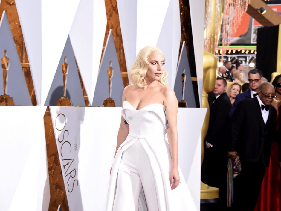 Lady Gaga en la alfombra roja de los Premios Óscar 2016. (Foto: EFE/Paul Buck)