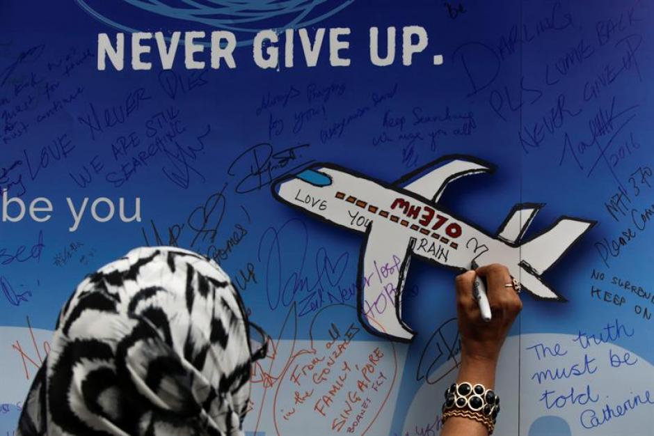 &nbsp;Familiares de los desaparecidos en el avión del vuelo MH370 de MalaysiaAirlines&nbsp;recuerdan a sus seres queridos. (Foto: EFE)