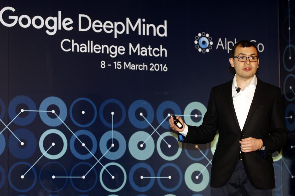 El co-fundador de la inteligencia artificial (AI) de Google por la compañía DeepMind Demis Hassabis habla durante una conferencia de prensa en Seúl (Corea del Sur). El jugador profesional Lee Se-dol competirá contra el sistema de inteligencia artificial Alphago desarrollado por Google en un juego dividido en 5 partidos entre el 9 y el 15 de marzo. (Foto: EFE/Kim Hee-Chul)