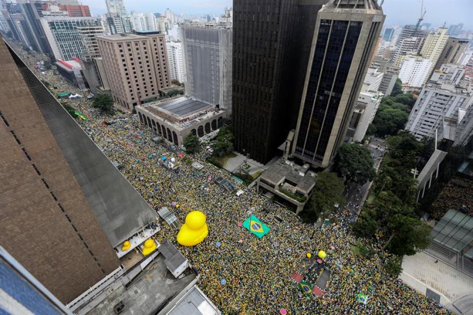 Una multitudinaria protesta en contra de la presidenta Dilma Rousseff se llevó a cabo este domingo, en las calles de Brasil. (Foto: EFE)