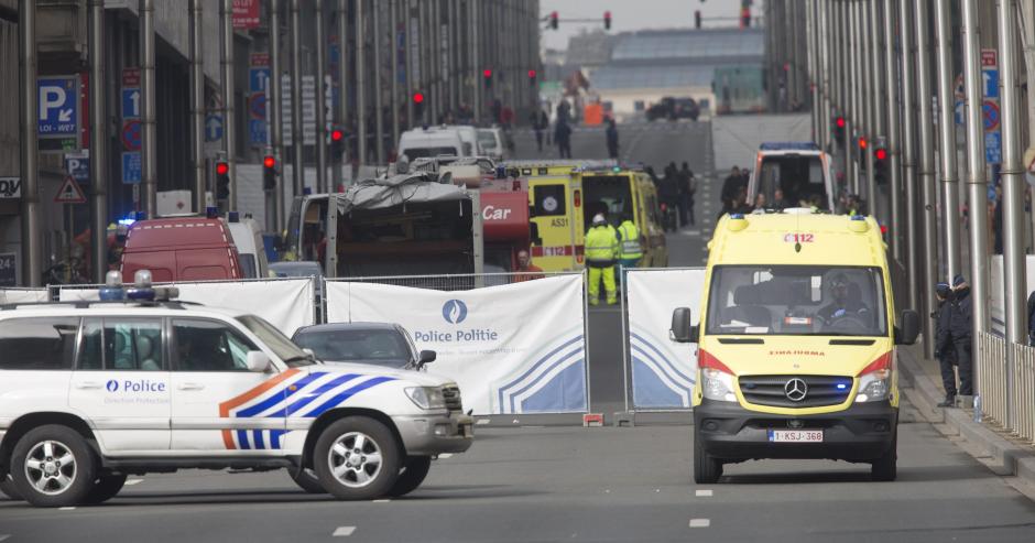 Servicios de emergencia acuden a la estación de metro de Malbeek en Bruselas, donde se produjo el ataque.&nbsp;(Foto: EFE)