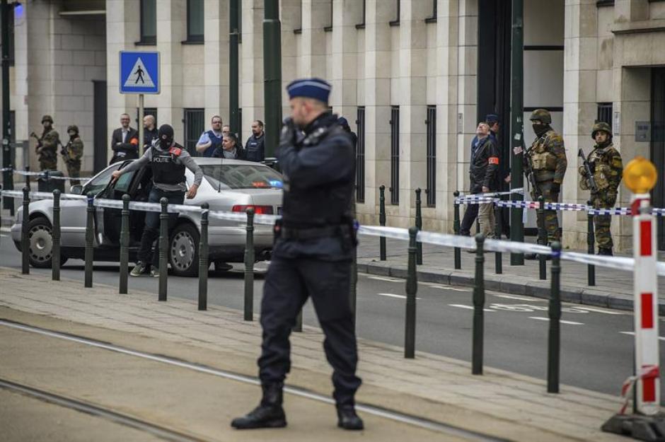 La policía de Bélgica llevó a cabo operativos durante todo el día. (Foto: EFE)&nbsp;