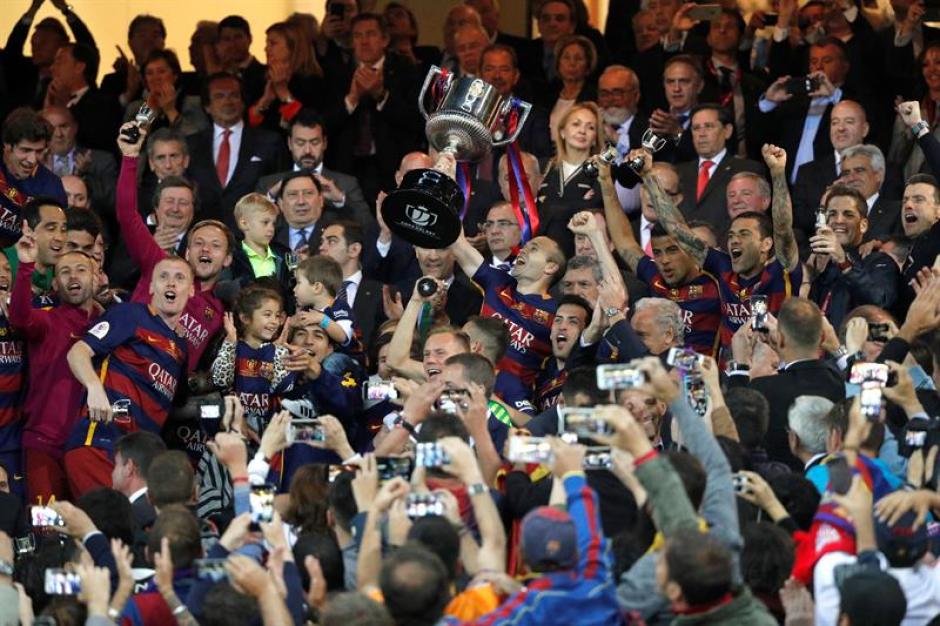 Iniesta recibió la Copa del Rey. (Foto: EFE)