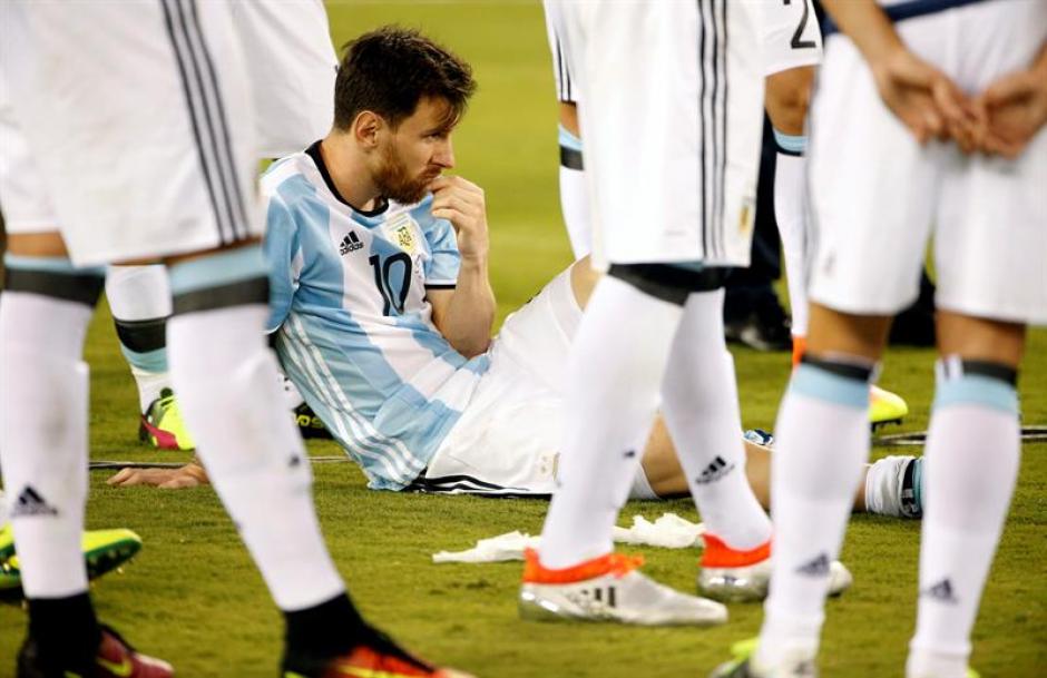 Messi lamenta la derrota ante Chile en el suelo (Foto: EFE)