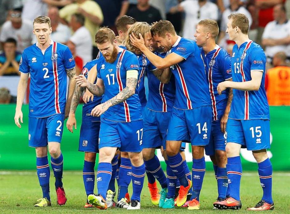 Los islandeses vinieron de atrás en el marcador y derrotaron a Inglaterra. (Foto: EFE)