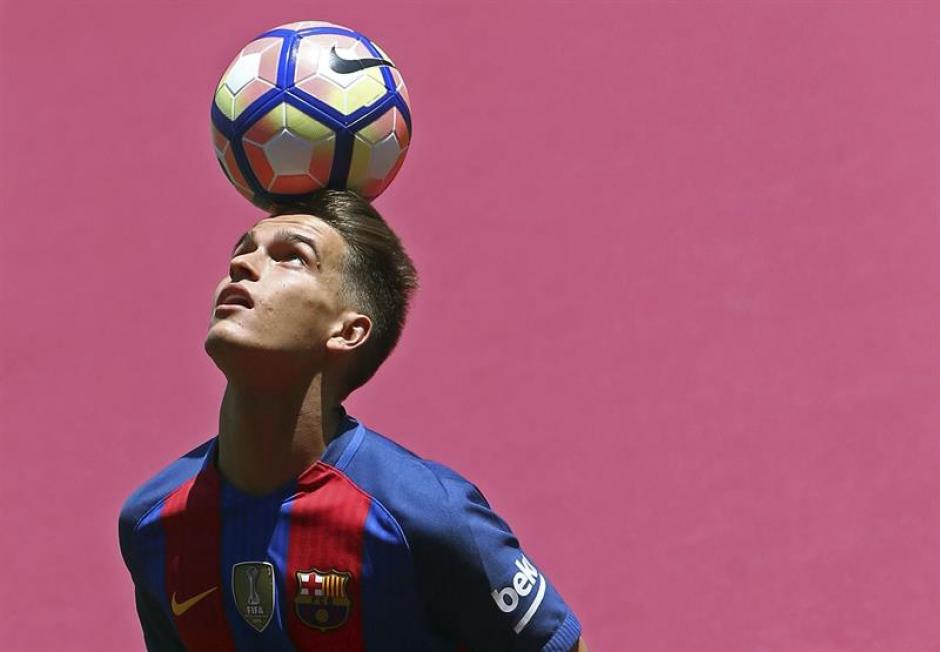 Denis Suárez posó por primera vez con la camisa del Barça (EFE)