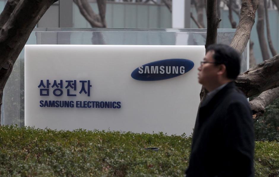Un surcoreano pasa delante de la sede de Samsung Electronics, en Seúl (Corea del Sur). (Foto: EFE/Archivo)&nbsp;