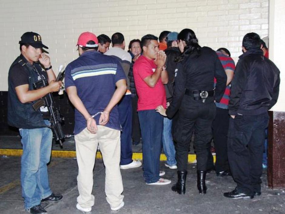 Esta imagen corresponde al día de la captura, cuando los polícias se encontraban en la Torre de Tribunales. (Foto: Nuestro Diario)&nbsp;