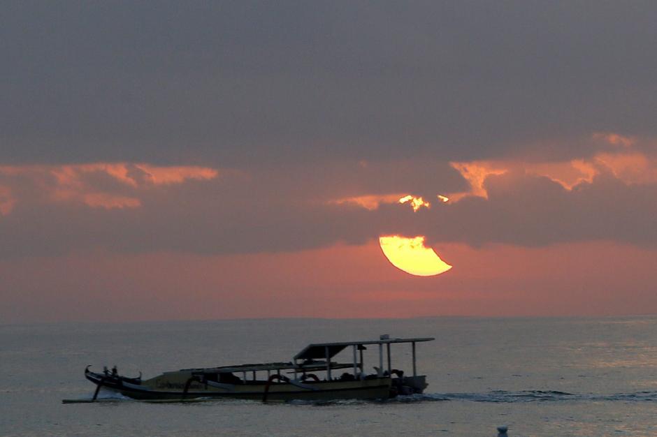 Fotografía tomada el 10 de mayo de 2013 en la que se registró un eclipse parcial de sol en una playa de Sanur, isla de Bali, Indonesia. (Foto: EFE/Archivo)