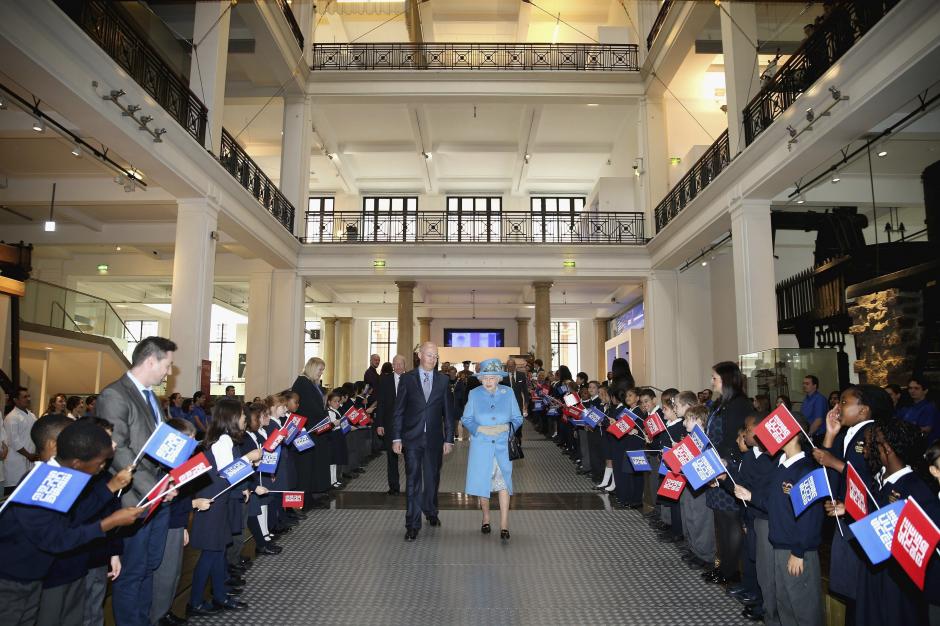 La reina Isabel II de Inglaterra inaugura una de las galerías del Museo de Ciencia de Londres, Reino Unido. (Foto: EFE)