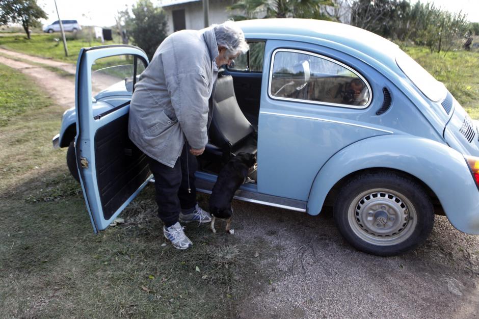 El presidente de Uruguay, José Mujica, rechazó la oferta millonaria que le ofreció un jeque árabe por su Volkswagen "Fusca" de 1987. (Foto: EFE)