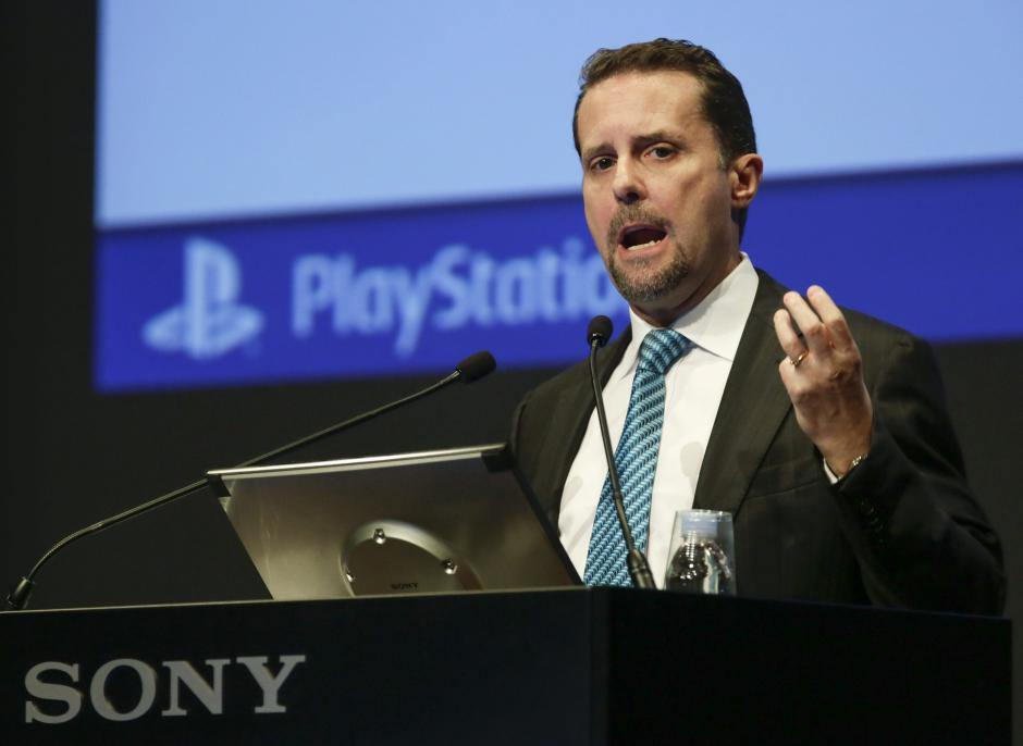 El presidente y director ejecutivo de Sony Computer Entertainment, Andrew House, habla ante analistas sobre el PlayStation Vue, el 25 de noviembre de 2014, en las oficinas de Sony en Tokio, Japón. (Foto: EFE)