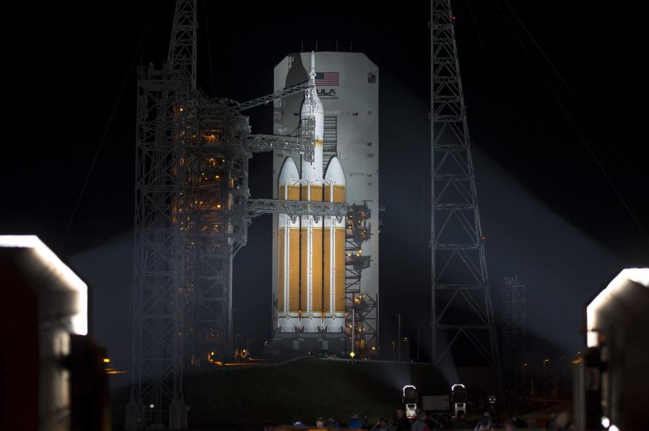 Fotografía distribuida este miércoles por la NASA en la que se registró la cápsula Orion, instalada en un cohete Delta IV, antes de su lanzamiento desde la plataforma 37 del complejo espacial de la base de Cabo Cañaveral, en Florida (EE.UU.). (Foto: EFE)