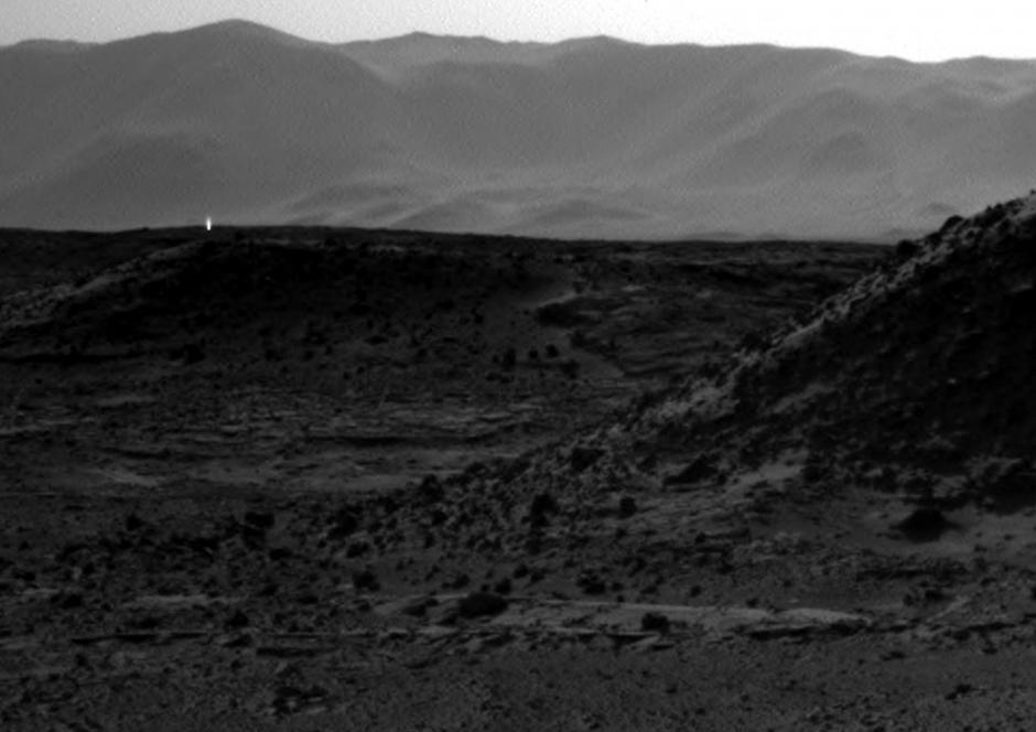 Los datos recogidos por el robot explorador Curiosity revelan que el monte Sharp, formado dentro del cráter Gale, podría estar formado por los sedimentos depositados en el lecho de un lago hace millones de años, informó hoy la NASA. (Foto: EFE/Archivo)