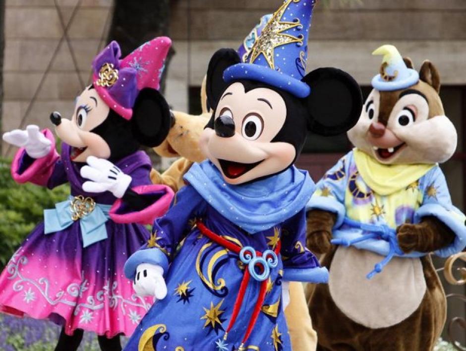 Mickey y Minnie Mouse y una ardilla, todos ellos personajes de Disney. (Foto:&nbsp;AFP/Archivo)