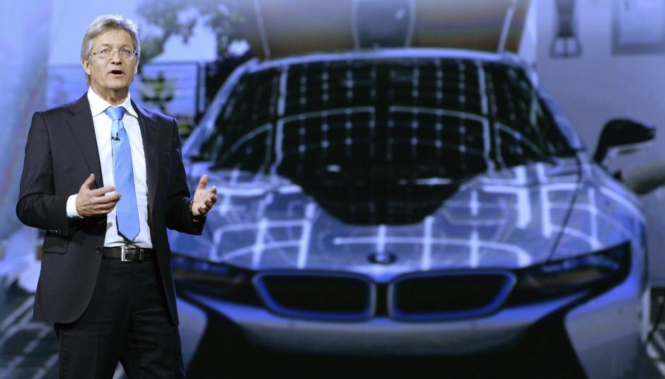 Elmar Frickenstein, vicepresidente ejecutivo de Electrónica y Conducción de BMW, da un discurso durante la presentación de Samsung en el ámbito de la feria de electrónica de consumo CES, en Las Vegas, Nevada (Estados Unidos). (Foto: EFE)