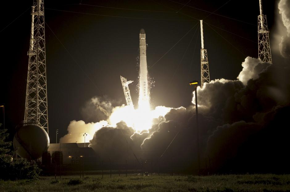 Fotografía facilitada por la NASA en octubre de 2012 que muestra el cohete SpaceX Falcon 9 y la cápsula Dragón despegando de la estación de Cabo Cañaveral en Estados Unidos. (Foto: EFE/Archivo)