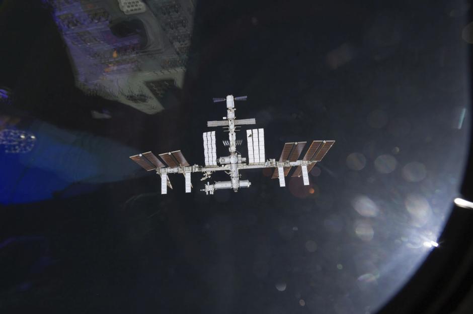 Fotografía de archivo tomada por uno de los astronautas a bordo del Endeavour y facilitada por la TV de la NASA el 20 de mayo de 2011 muestra la Estación Espacial Internacional durante el acoplamiento de la nave a la misma. (Foto: EFE)