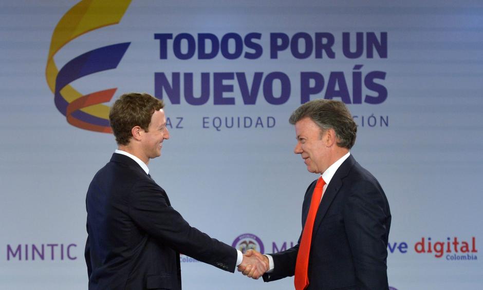 Fotografía cedida por la Presidencia de Colombia en la que se retrató este miércoles al presidente colombiano, Juan Manuel Santos (d), saludando al fundador de la red social Facebook, Mark Zuckerberg, en Bogotá, Colombia. (Foto: EFE)