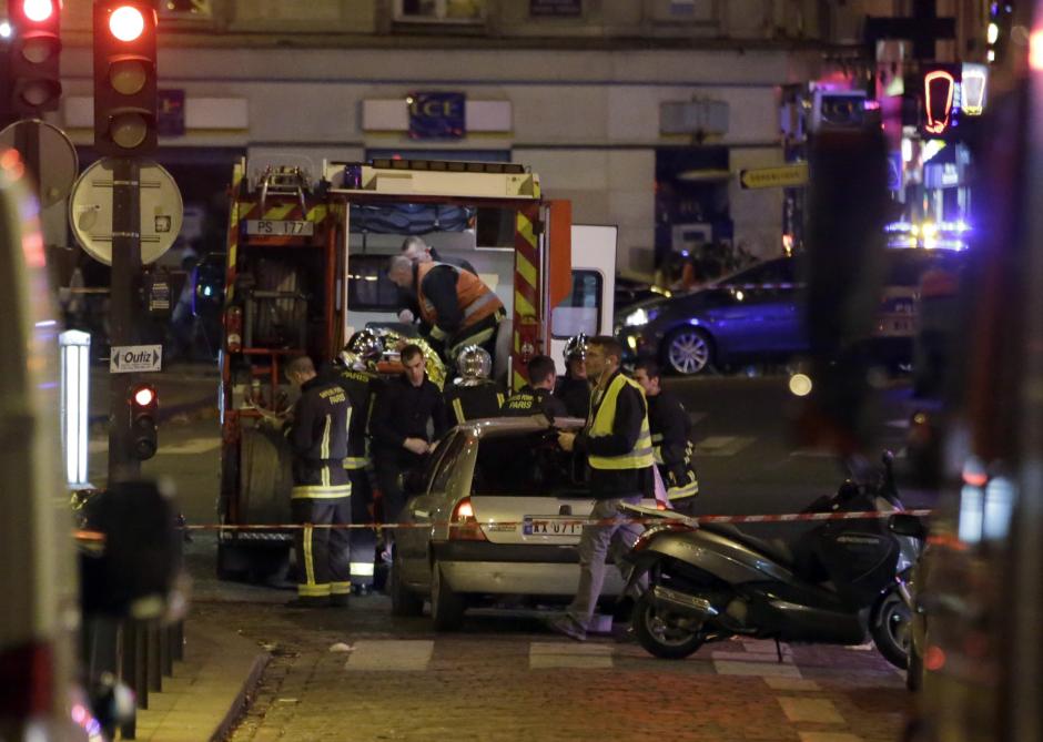 Cuerpos de socorro parisínos, prestan primeros auxilios a víctimas del atentado. (Foto: AFP)
