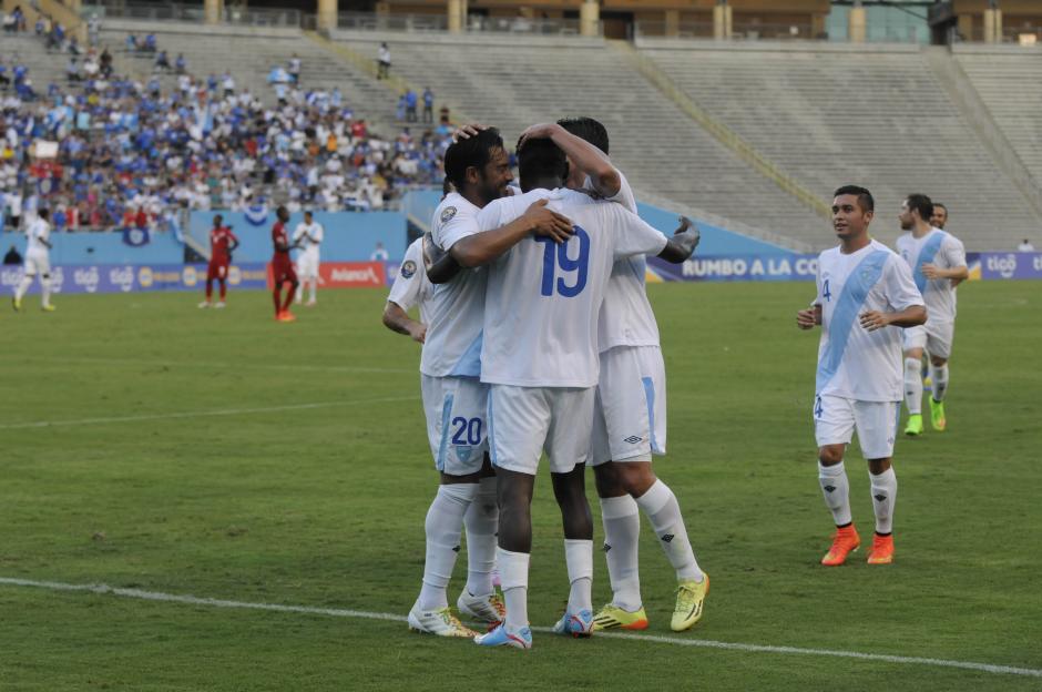 Guatemala festeja tras una de las anotaciones en el juego ante Belice. (Foto: Álvaro Yool/Nuestro Diario)