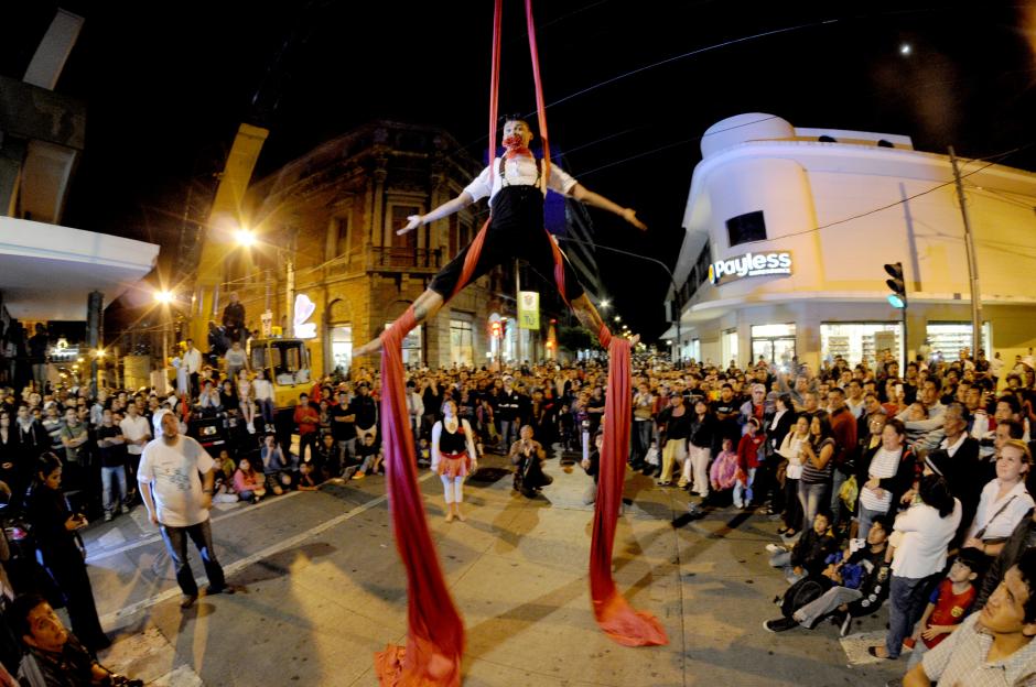 Malabarismos y artistas visuales deleitarán a los asistentes del Festival en la Sexta Avenida de la zona 1. (Esteban Biba/Soy502)