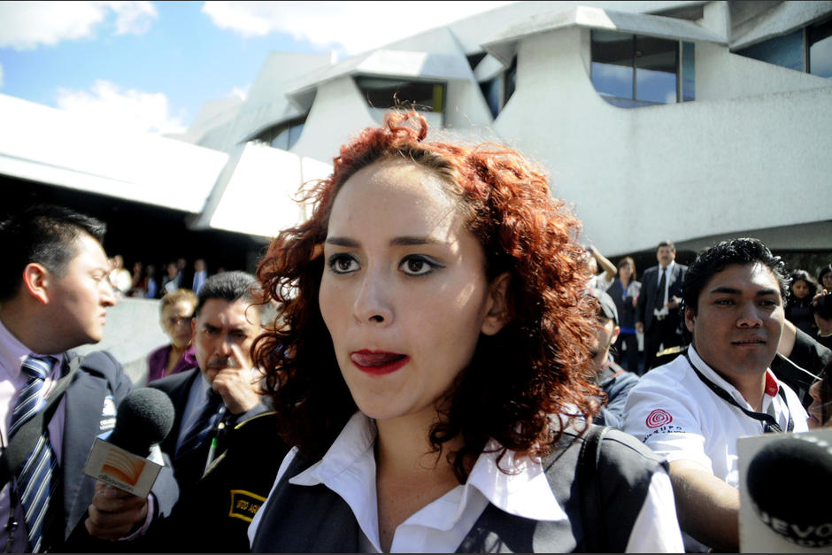 La vicepresidenta Roxana Baldetti fue agredida por una mujer identificada como Daira Cristal Cotón Florián. (Foto: Esteban Biba/Soy502)