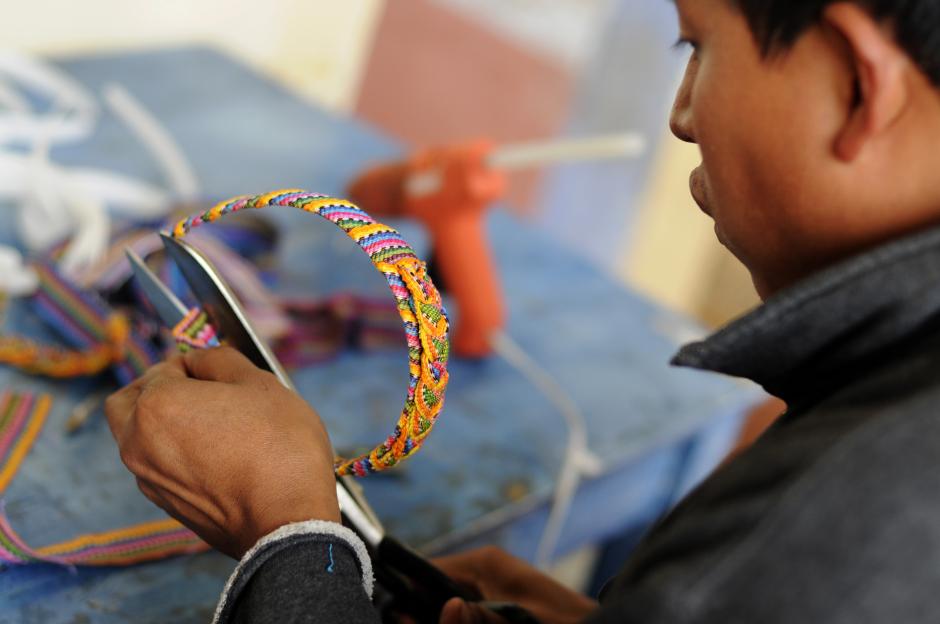 Un artesano guatemalteco confecciona una diadema con textiles de colmena (tejidos específicamente para éste propósito), en Antigua, Guatemala. (Foto: Esteban Biba/Soy 502)