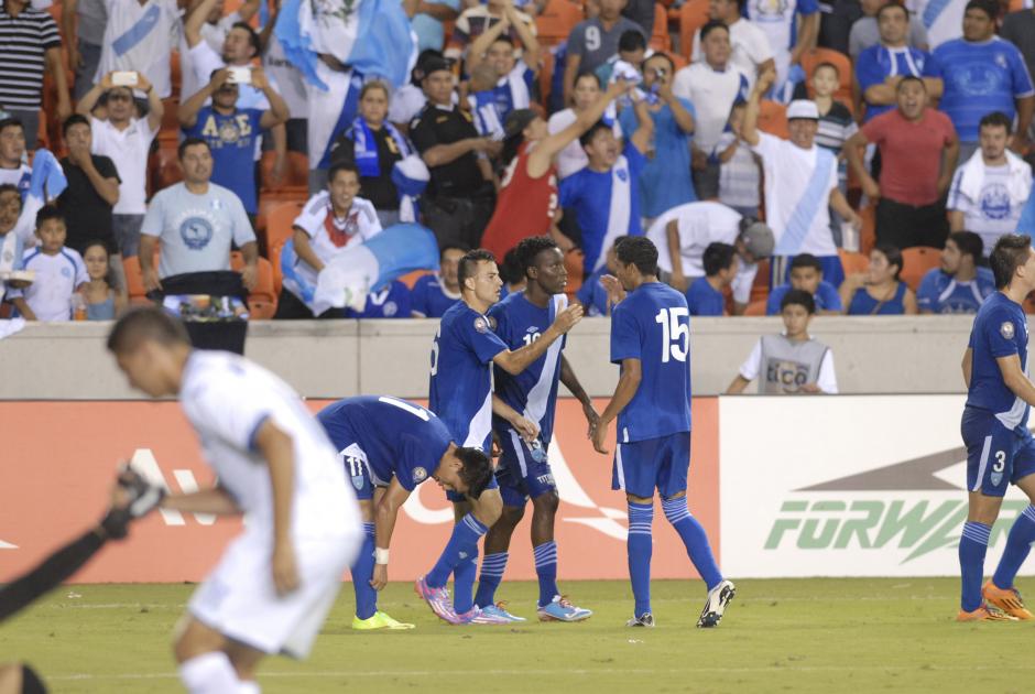 El volante guatemalteco Marco Pappa es felicitado por sus compañeros tras abir el marcador ante Honduras, al minuto 36. (Foto: Álvaro Yool/Nuestro Diario)