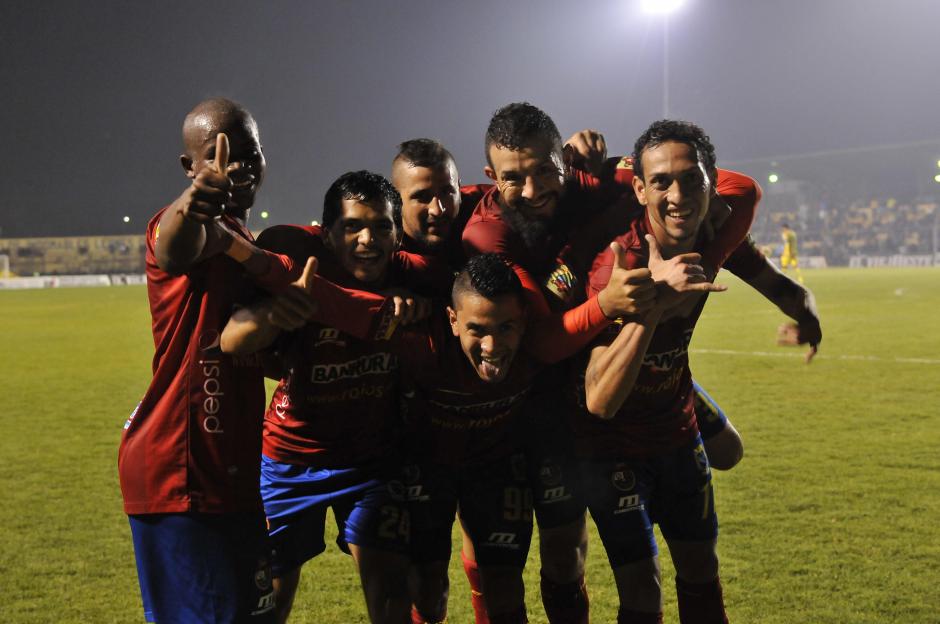 Los rojos festejaron así el boleto a la gran final del Torneo Apertura. (Foto: Nuestro Diario)