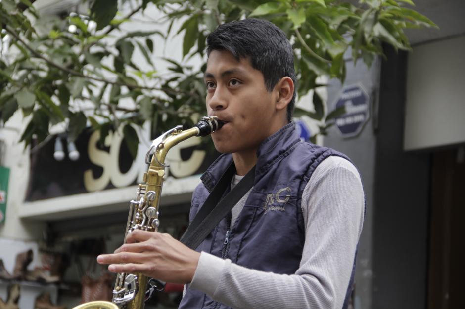 Diego Andrés El Saxofonista De Las Calles Que Espera Una Oportunidad