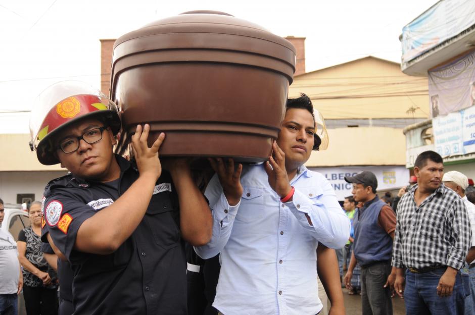 Bomberos municipales y familiares llevaron en hombros a las primas Wendy y Rebeca Pu, quienes perdieron la vida el jueves pasado en la colonia Cambray II. (Foto: Pedro Pablo Mijangos/Soy502)
