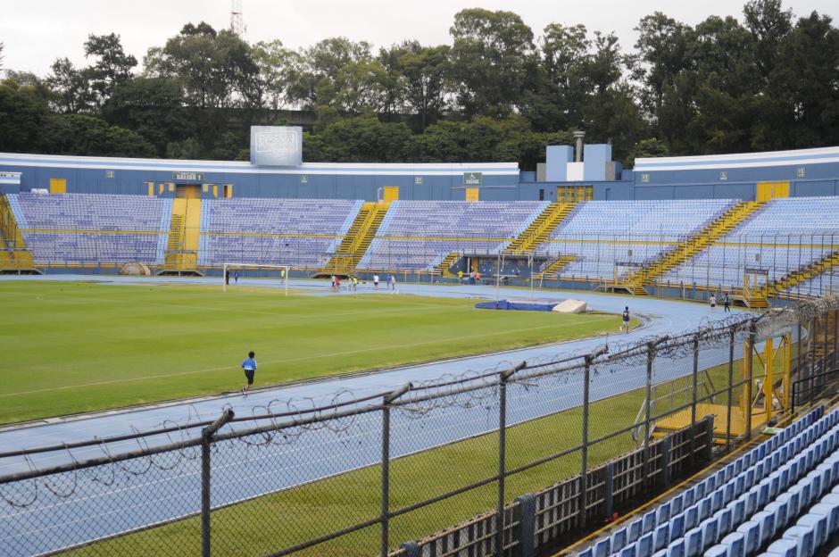 En la Preferencia del estadio Mateo Flores se redujo la altura de la malla de seis a tres metros, con el fin de que los espectadores vean mejor los partidos. (Foto: Pedro Pablo Mijangos/Soy502)