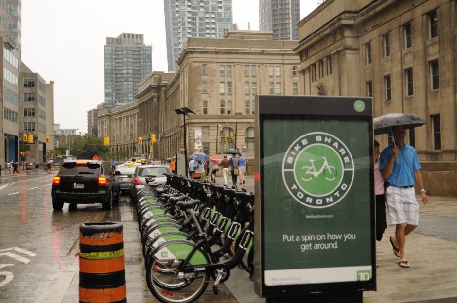 A pesar de la enorme ciudad, Toronto ofrece servicio de bicicletas para ahorrar gasolina y evitar el tránsito. (Foto: Pedro Pablo Mijangos/Soy502)