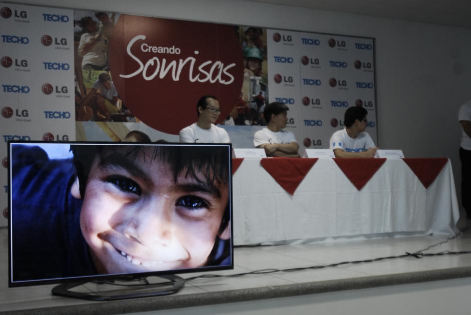 Directivos de LG guatemala y TECHO, presentando campaña "Creando Sonrisas". (Foto: Jesús Alfonso/Soy502)