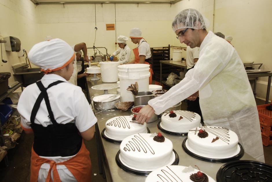 Luis Pedro Imeri supervisa que los pasteles se encuentren en perfecto estado. Cómo él mismo lo dice, cada uno debe ser una obra de arte para esa celebración especial. (Foto: Jesús Alfonso/Soy502)