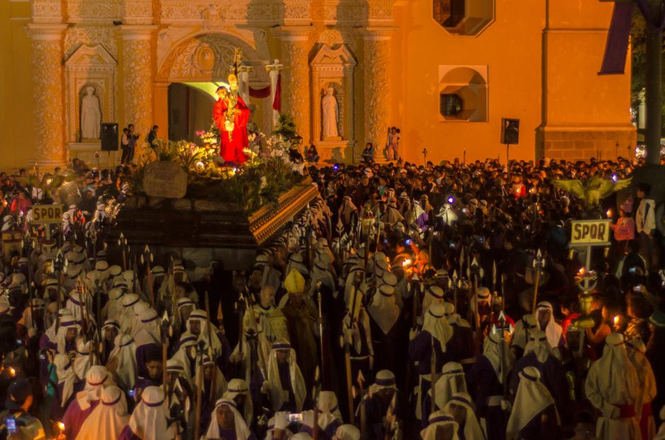 La procesión de Jesús Nazareno de La Merced en la Antigua Guatemala salió del templo a las 4:20 horas. (Foto: Jorge Ortiz/Soy502)&nbsp;