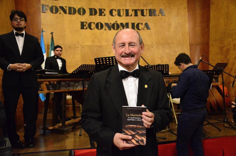 El maestro Lester Godínez presentó la segunda edición de su libro "La Marimba". (Foto: Selene Mejía/Soy502)&nbsp;