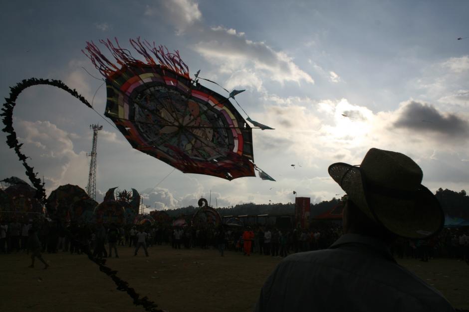 Desde muy temprano, los barriletes gigantes son colocados en un campo abierto para que los visitanes los vean, algunos medianos pueden volar. (Alesia Martínez/Soy502)