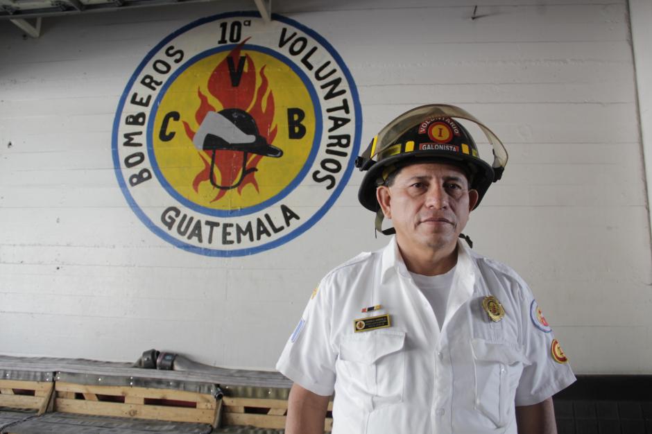 César Aroche es uno del os bomberos voluntarios que atendieron la emergencia del niño ahogado en el Liceo Javier. (Foto: Fredy Hernandez/Soy502)