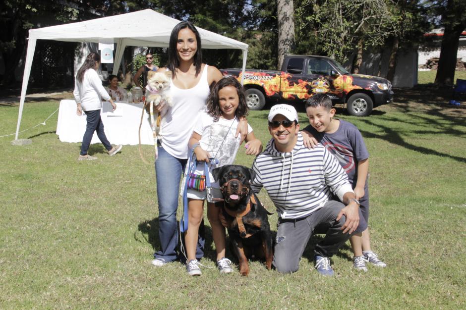 Las familias disfrutaron del espacio donde los perritos fueron consentidos de principio a fin en el "Domingueando". (Foto: Fredy Hernández/Soy502)