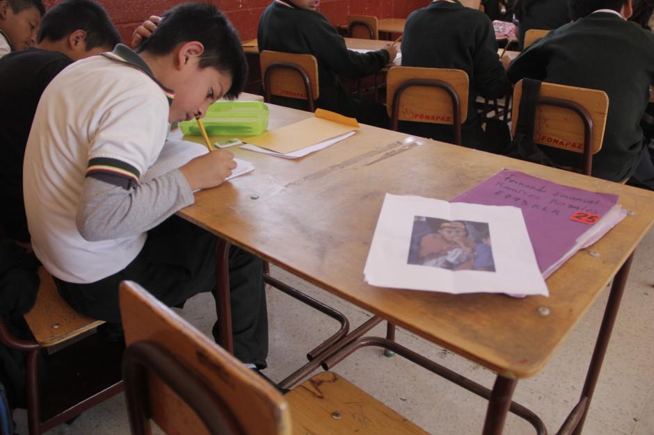 El lugar de Fernando Emanuel Ramírez Rosales está vacío, pero su recuerdo vive en los corazones de sus compañeros que ahora cursan el cuarto año de primaria. (Foto: Fredy Hernández/Soy502)