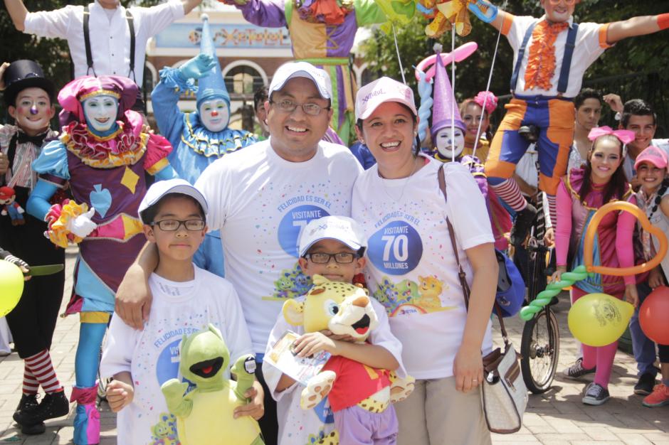 La familia Pérez fue con globos y muchas sorpresas en Xetulul. (Foto: Fredy Hernández/Soy502)